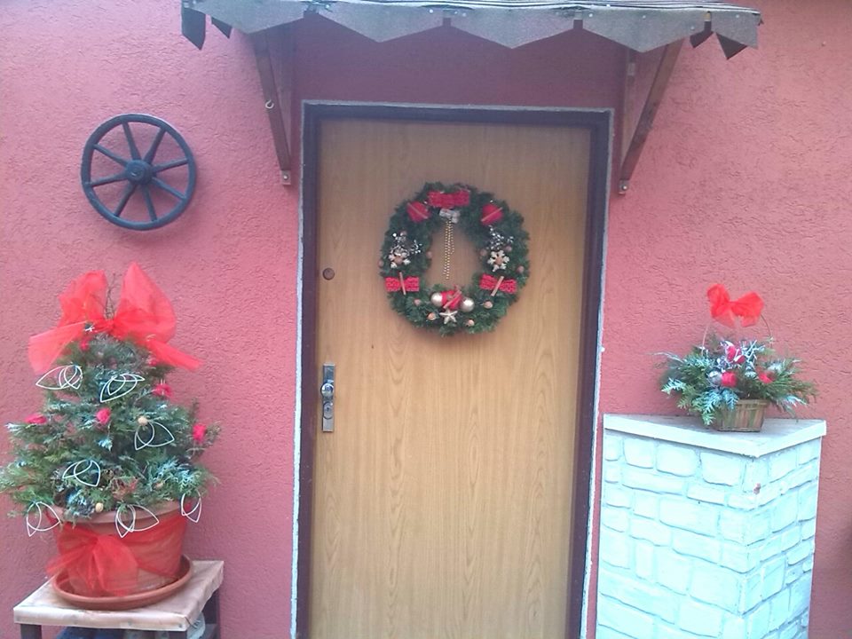 524683_619530994774128_252385199_n